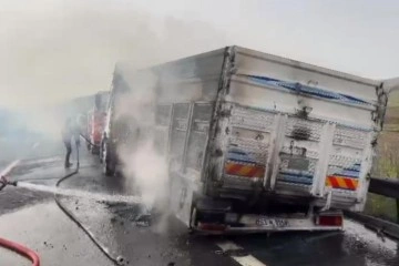 Tarsus’ta soda yüklü kamyonda yangın