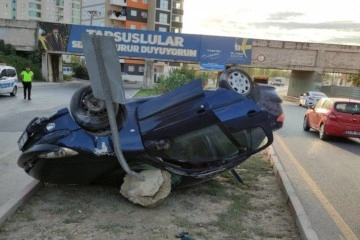 Tarsus’ta ticari araç ile otomobil çarpıştı: 3 yaralı