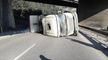 Taş yüklü kamyon devrildi; D-100 İstanbul yönü ulaşıma kapandı