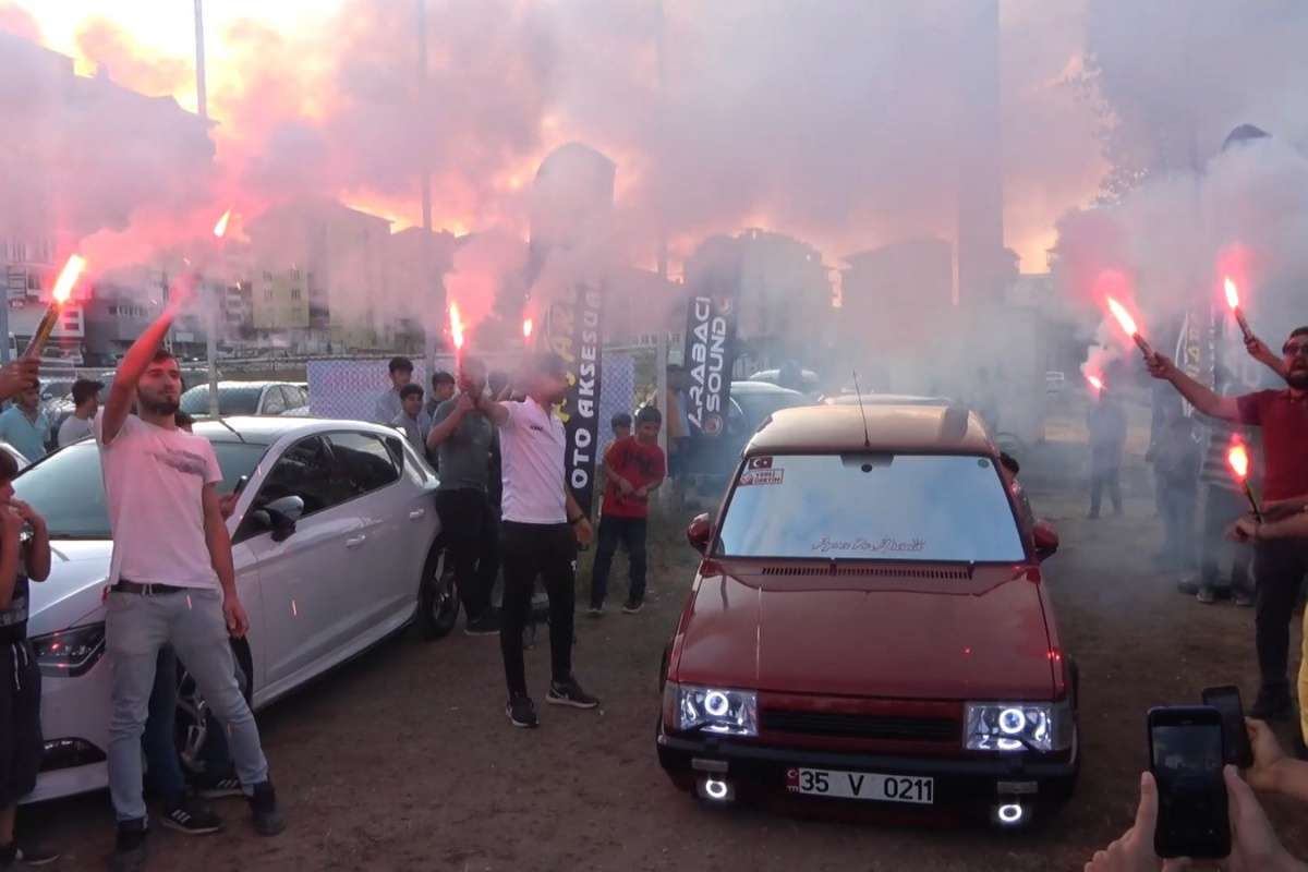 Tatvan'da ilk defa düzenlenen araba fuarına vatandaşlardan büyük ilgi