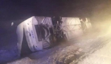 Tatvan'da tipi ve fırtına yüzünden iki otobüs devrildi: 35 yaralı