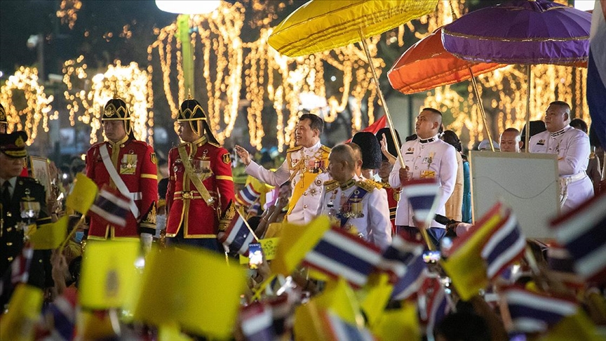 Tayland Kralı Vajiralongkorn babasının doğum günü anısına tören düzenledi