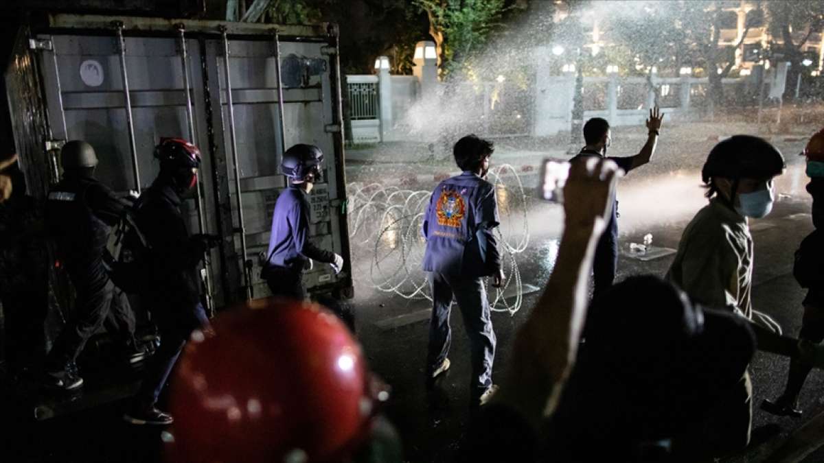 Tayland'da hükümetin Kovid-19 yönetimini protesto eden muhalifler ikinci kez polisle çatıştı