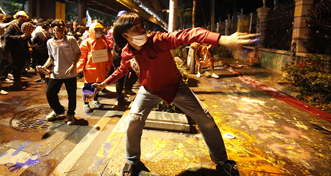 Tayland’da monarşi karşıtı protestocular polisle çatıştı: 55 yaralı