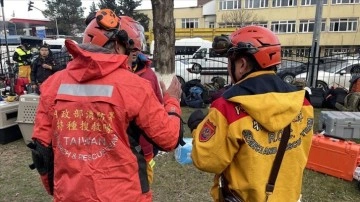 Tayvanlı arama kurtarma ekibi, Adıyaman'da bir kişiyi enkazdan sağ çıkardı