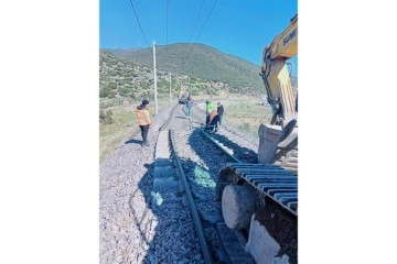 TCDD deprem bölgesinde hasar gören tren raylarını onarım çalışmalarını tamamlıyor