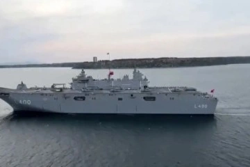 ‘TCG Anadolu’ Şehitler Abidesi'ni selamladı