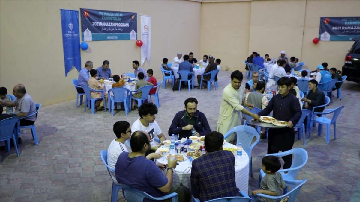 TDV Afganistan'da yetimlere iftar verdi