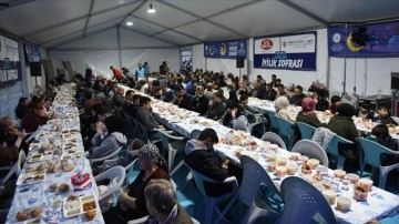 TDV, deprem bölgesinde kurduğu iftar çadırlarıyla günde 50 bin kişiye yemek veriyor