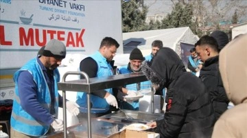 TDV gönüllüsü Rıza Kayaalp, Kahramanmaraş'ta depremzedelere yemek ikram etti