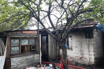 Tek katlı ahşap ev çıkan yangında kullanılamaz hale geldi