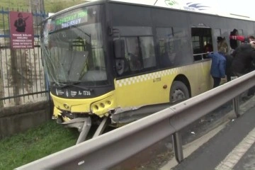 Tekerleği patlayan İETT otobüsü yoldan çıkıp korkuluklara çarptı: 5 yaralı
