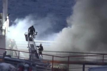 Tekirdağ a&ccedil;ıklarında feribot alev alev yandı