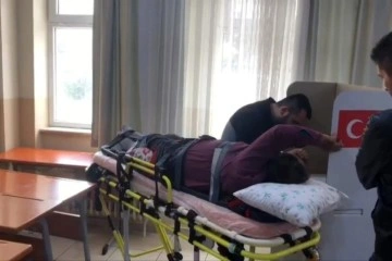 Tekirdağ'da diyaliz hastası seçmen sedye ile oy kullandı