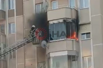 Tekirdağ'da korkutan yangın: İtfaiye erinin alevlerle mücadelesi kamerada