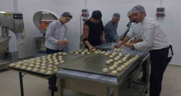 Tekirdağ’da öğrenciler deprem bölgesine günde 5 bin ekmek üretiyor
