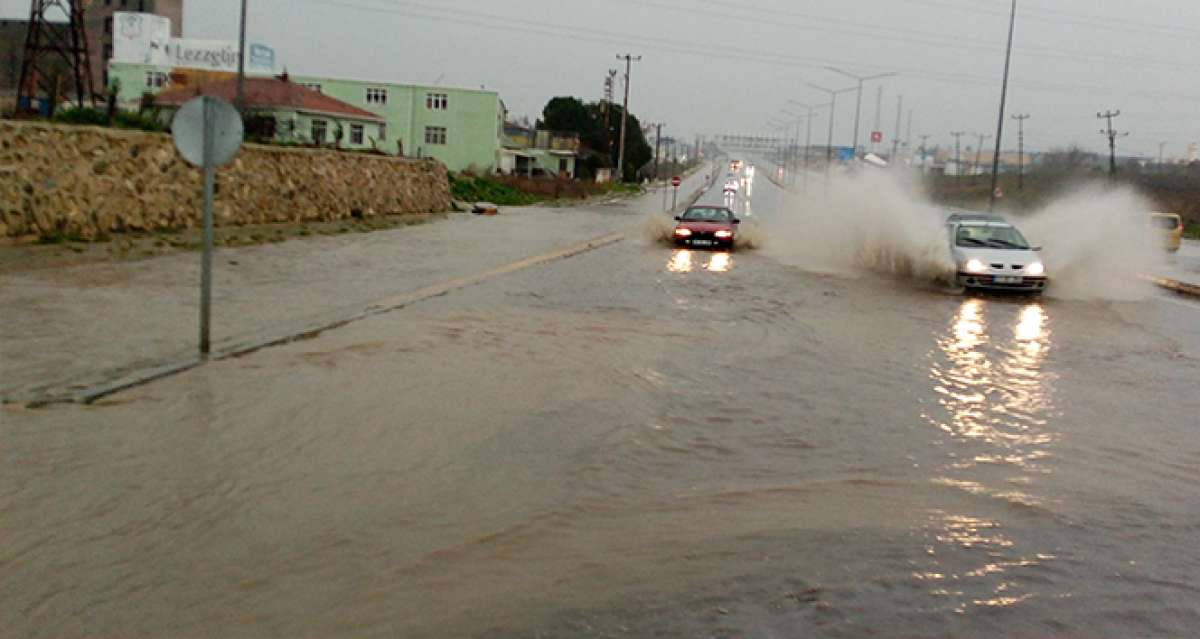 Tekirdağ'da sağanak yağış: Yollar göle döndü, sürücüler zor anlar yaşadı