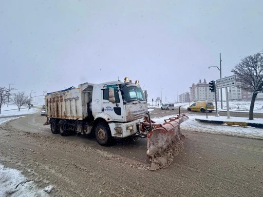 Teknik kadro sahada, karla m&uuml;cadele &ccedil;alışmaları yerinde koordine ediliyor