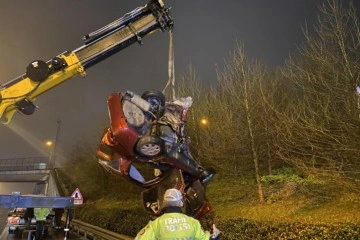 TEM Otoyolu&rsquo;nda kontrolden &ccedil;ıkan otomobil bariyerlere &ccedil;arparak takla attı: 1&rsquo;i ağır 3 yaralı