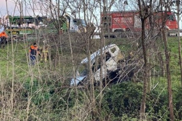 TEM Otoyolu'nda kontrolden &ccedil;ıkan otomobil şarampole yuvarlandı: 1 &ouml;l&uuml;