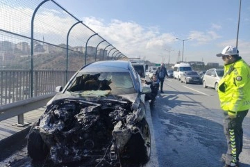 TEM Otoyolu'nda seyir halindeki otomobil alev alev yandı