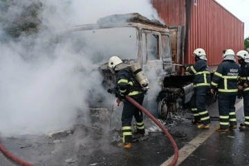 TEM'de beyaz eşya yüklü tır alev alev yandı