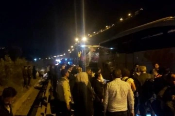 TEM’de bir minibüs ve iki yolcu otobüsü zincirleme kazaya karıştı: 4 yaralı