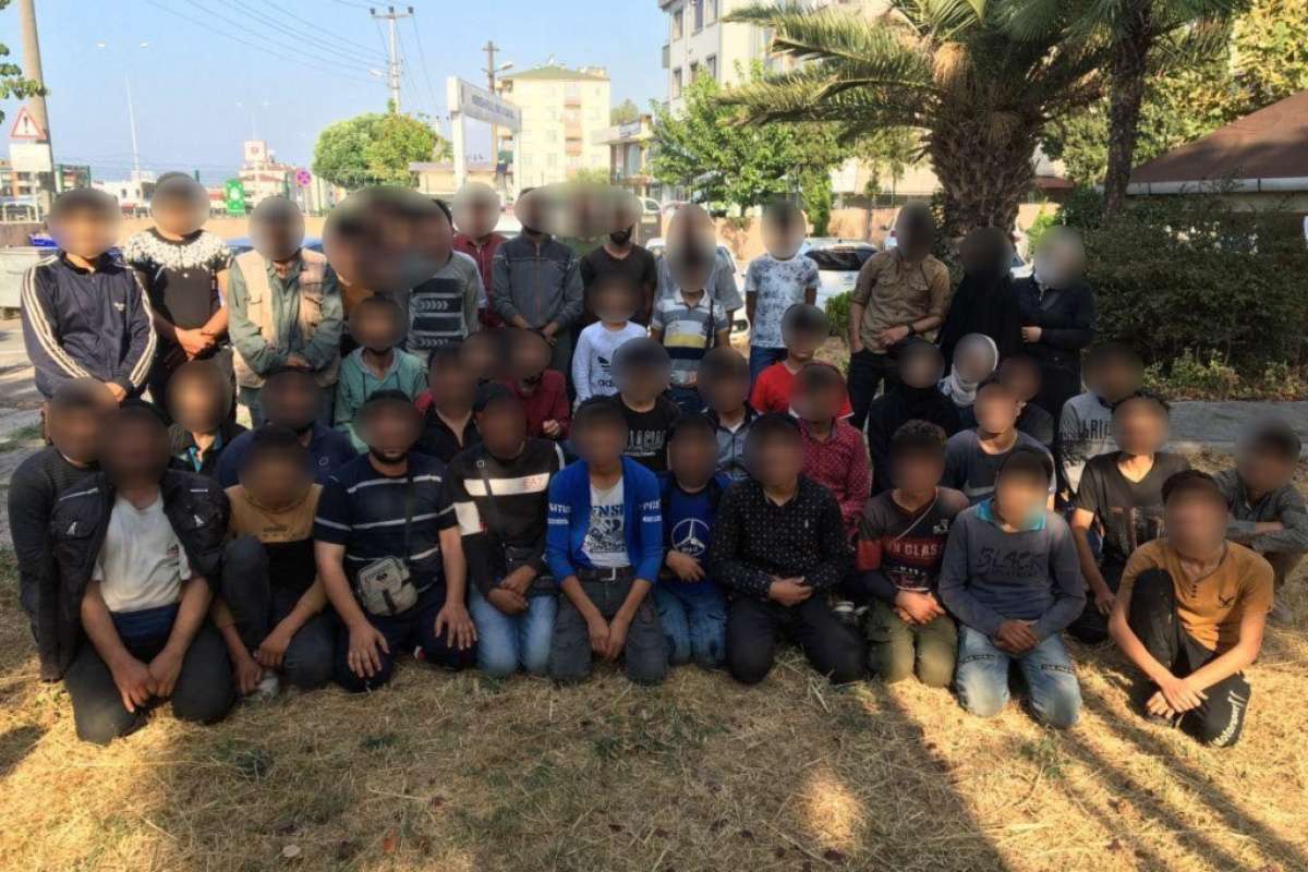 TEM'de durdurulan bir minibüsten 50 kaçak göçmen çıktı: 3 gözaltı
