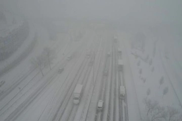 TEM'de kar yağışı nedeniyle trafik durma noktasına geldi