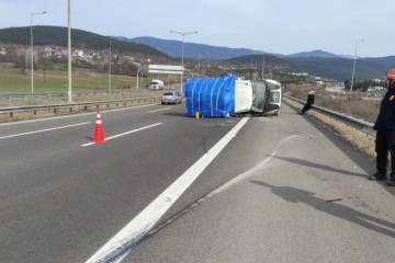 TEM&rsquo;de kontrolden &ccedil;ıkan kamyonet devrildi