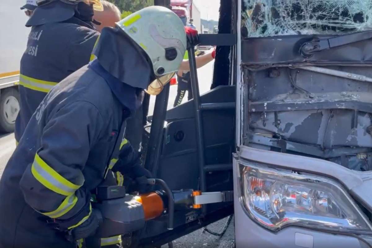 TEM'de şehirlerarası otobüs tıra çarptı: 4 yaralı
