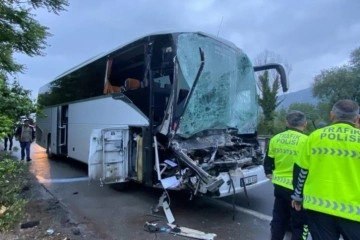 TEM'de yolcu dolu otobüs tıra arkadan çarptı: 1'i ağır 22 yaralı