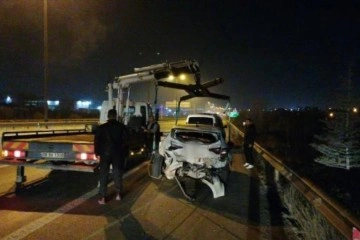 TEM&rsquo;in orta şeridinde terk edilen otomobil kazaya sebep oldu: 4 yaralı