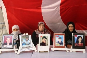 Ter&ouml;r mağduru aileler bayramda da HDP binası &ouml;n&uuml;nde evlatlarının yolunu g&ouml;zl&uuml;yor