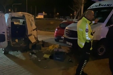 Ticari ara&ccedil;, midib&uuml;s ve otomobile &ccedil;arptı: 3 yaralı