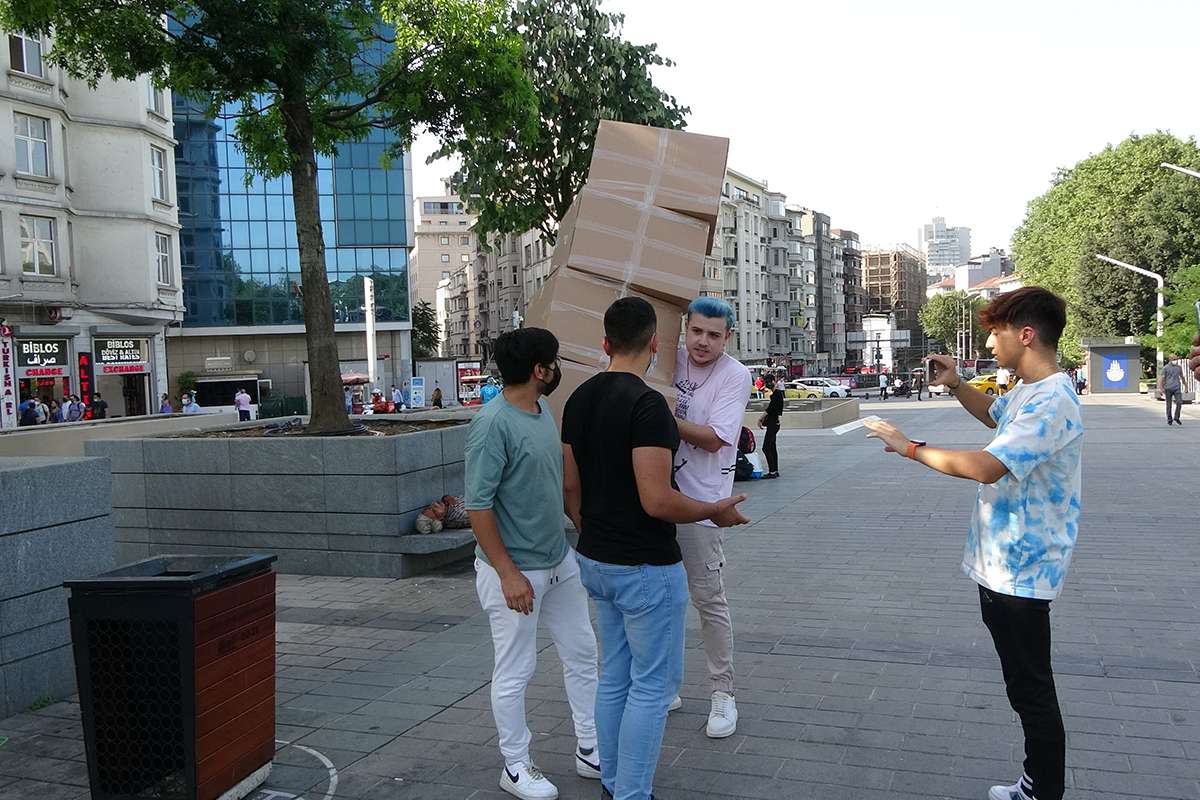 TikTok fenomeni Semih Varol'dan Taksim Meydanı'nda tepki çeken şaka