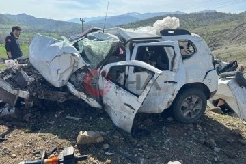 Tır ve hafif ticari ara&ccedil; &ccedil;arpıştı: 3 kişi hayatını kaybetti