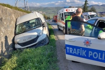 Tırın sıkıştırdığı minib&uuml;s su kanalına girdi