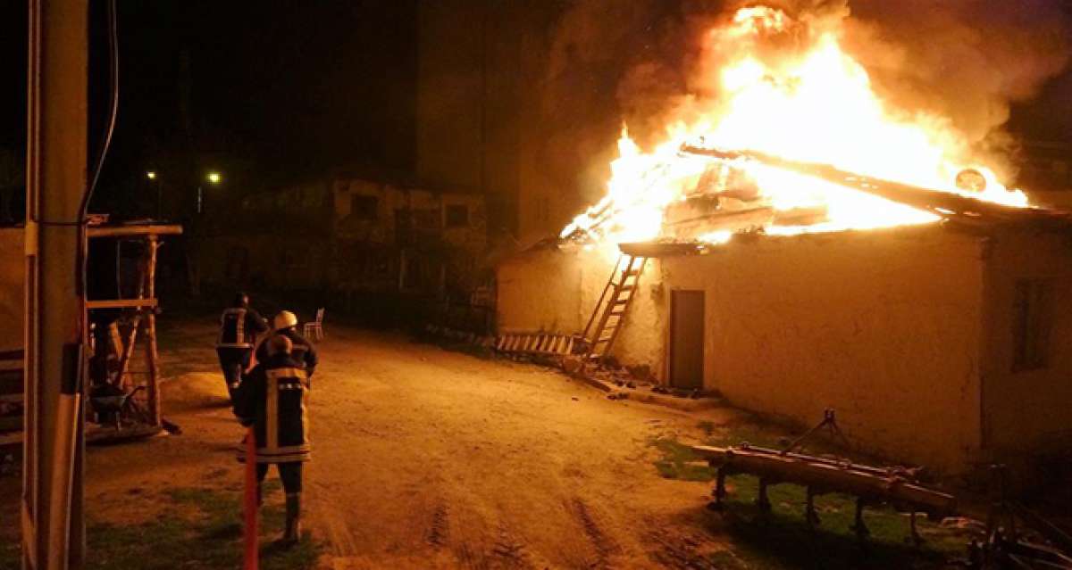 Tokat'ta ahşap ev alev alev yandı