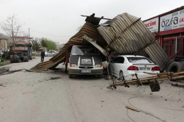Tokat’ta fırtına çatıları uçurdu, minibüste bulunanlar mahsur kaldı