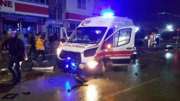 Tokat'ta hasta taşıyan ambulans otomobille çarpıştı