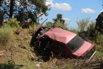 Toprak yığınına &ccedil;arpan otomobil hurdaya d&ouml;nd&uuml;: 1'i ağır 2 yaralı