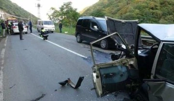 Trabzon'da iki otomobil kafa kafaya çarpıştı: 6 yaralı