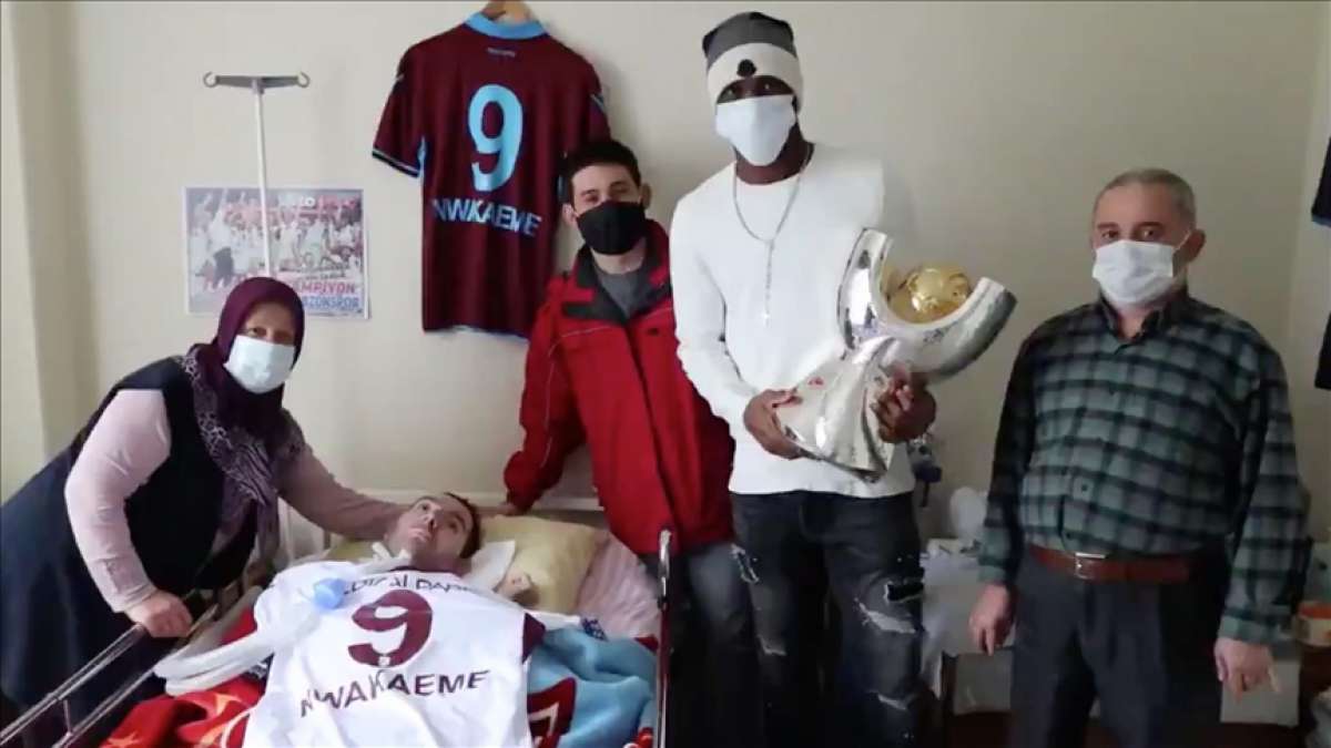 Trabzonsporlu futbolcu Nwakaeme, yatağa bağımlı yaşayan genci ziyaret etti