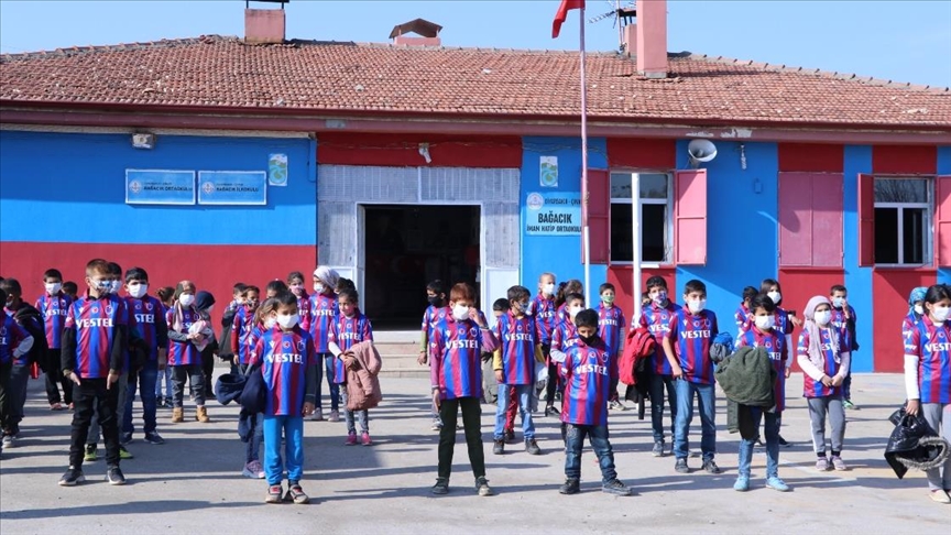 Trabzonsporlu yöneticiden Diyarbakır'daki bordo-mavili takım taraftarı öğrencilere forma