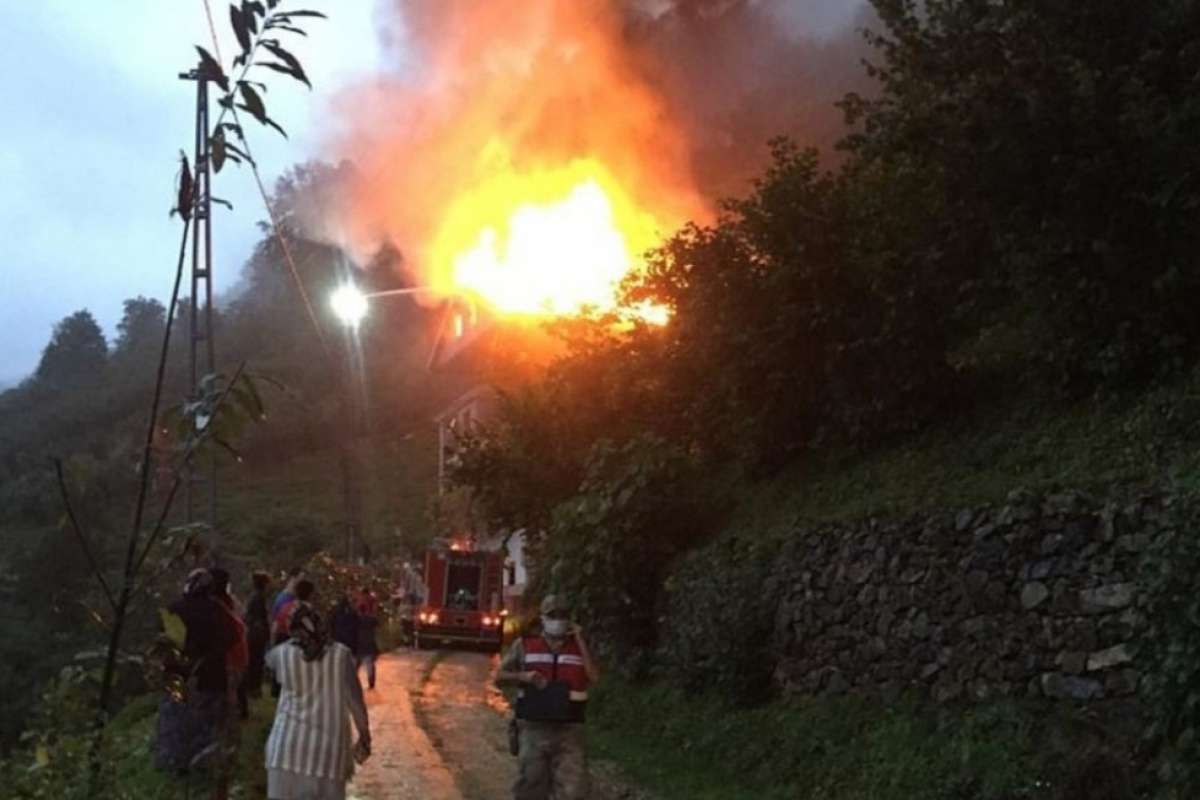 Trabzon'un Çaykara ilçesindeki yangın paniğe neden oldu