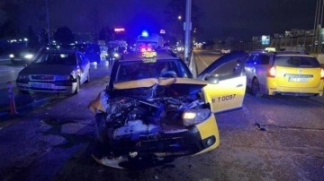 Trafik ışıklarında zincirleme kaza: 4 yaralı