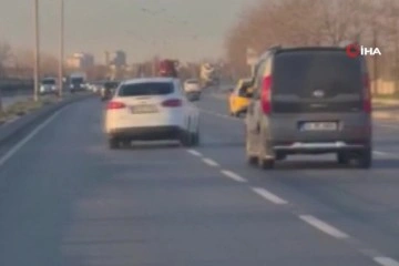 Trafikte makas atan s&uuml;r&uuml;c&uuml; tehlike sa&ccedil;tı, o anlar kameraya yansıdı