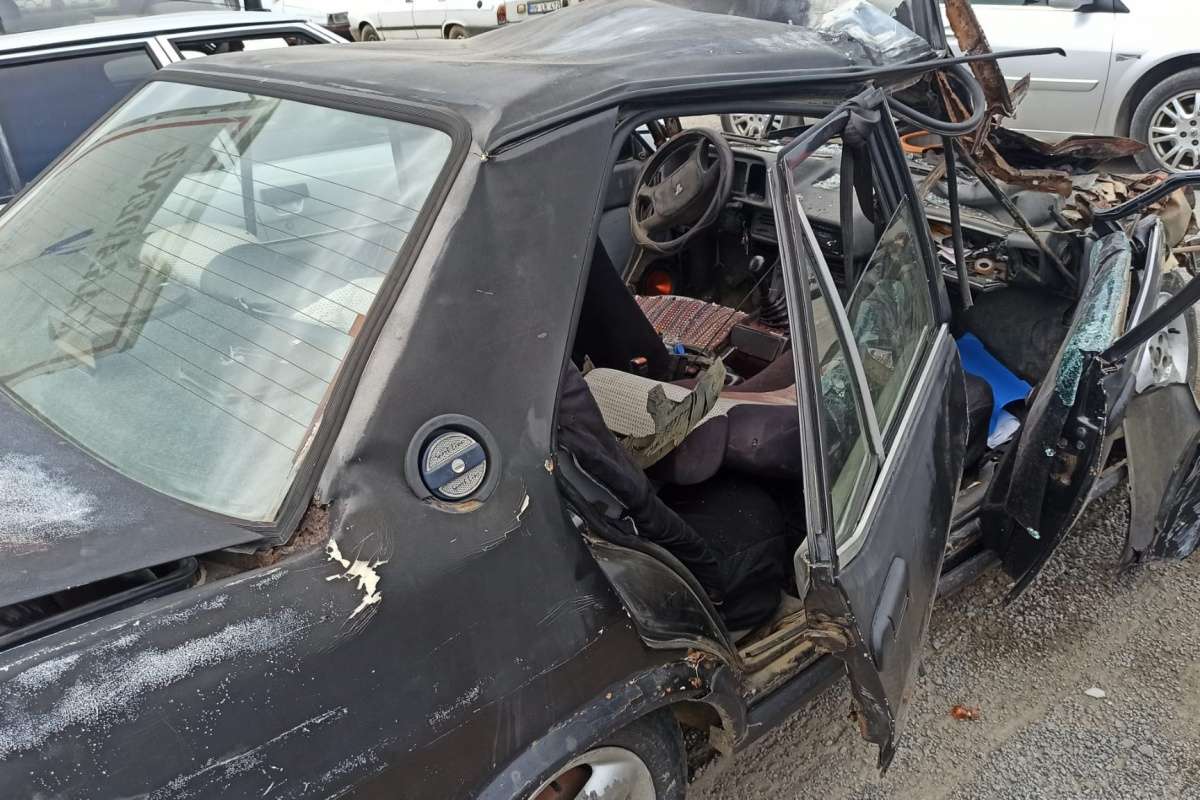 Traktör römorkuna çarpan otomobil paramparça oldu: 1 ölü, 2 yaralı