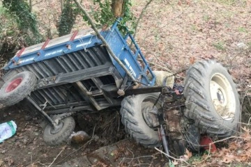Traktör şarampole devrildi: 4 yaralı